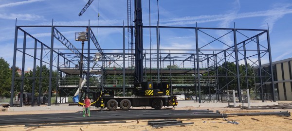 Nieuwbouw hal aan de Strokstraat